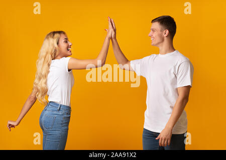 Fröhlicher Junge und Mädchen, fünf Miteinander Stockfoto