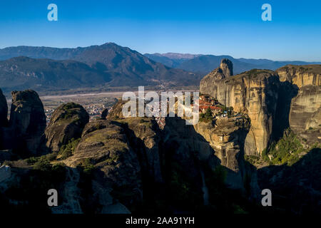 Luftaufnahme aus dem Kloster der Heiligen Dreifaltigkeit oben auf der Klippe in der Nähe von Meteora Kalampáka, Trikala, Griechenland Stockfoto