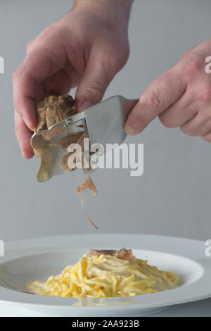 Mit weißen Trüffeln aus Alba in Italien. Eine saisonale Spezialität, in der Regel die Italienische Küche mit Pasta oder Ei serviert. Stockfoto