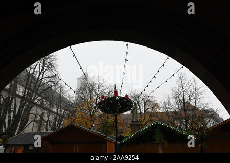 Freiburg, Deutschland. Nov, 2019 20. Ein großer Adventskranz hängt über den Weihnachtsmarkt auf dem Rathausplatz. Der Weihnachtsmarkt in Freiburg wird geöffnet am 21.11.2019. Quelle: Patrick Seeger/dpa/Alamy leben Nachrichten Stockfoto