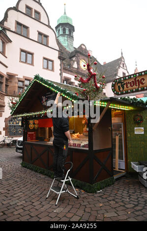 Freiburg, Deutschland. Nov, 2019 20. Ein stand an den Eigentümer überprüft eine Kette von Lampen auf dem Weihnachtsmarkt am Rathausplatz. Der Weihnachtsmarkt in Freiburg wird geöffnet am 21.11.2019. Quelle: Patrick Seeger/dpa/Alamy leben Nachrichten Stockfoto