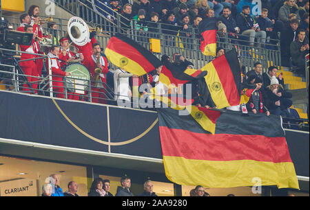 Frankfurt am Main, Deutschland. Nov, 2019 19. EURO QUALI 2020 Germany-North Irland, Frankfurt, 19.November 2019. Die deutschen Fans Deutschland - Nordirland 6:1 Wichtig: DFB-Vorschriften die Verwendung von Fotografien als Bildsequenzen und/oder quasi-Video zu verbieten. Die Qualifikation für die Europameisterschaft, EM Quali, 2020 Saison 2019/2020, 19. November 2019 in Frankfurt am Main, Deutschland. Credit: Peter Schatz/Alamy leben Nachrichten Stockfoto