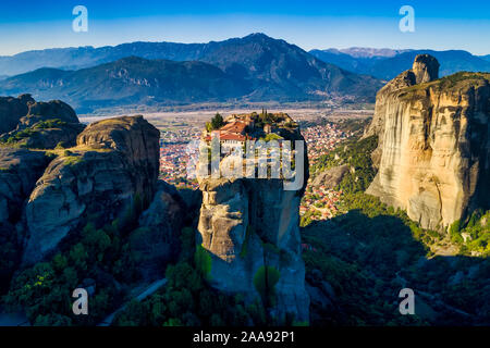 Luftaufnahme aus dem Kloster der Heiligen Dreifaltigkeit oben auf der Klippe in der Nähe von Meteora Kalampáka, Trikala, Griechenland Stockfoto