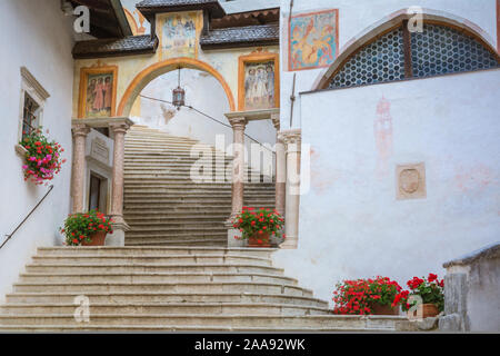 Die mittelalterliche Wallfahrtskirche San Romedio. Nonstal, Trient Provinz Trentino Alto-Adige, Italien, Europa Stockfoto