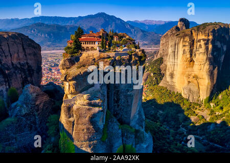 Luftaufnahme aus dem Kloster der Heiligen Dreifaltigkeit oben auf der Klippe in der Nähe von Meteora Kalampáka, Trikala, Griechenland Stockfoto