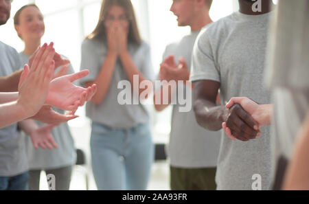 Kontakt Gruppe der Jugendlichen, die ihr Trainer applaudieren Stockfoto