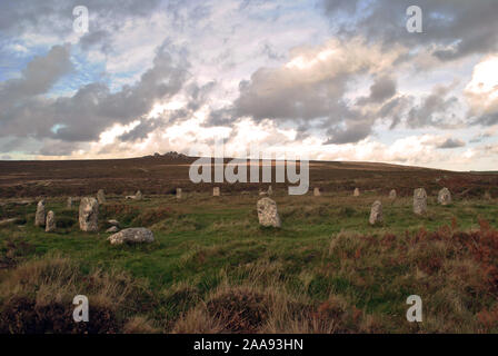 Tregeseal East Stone Circle, nahe St Just-in-Penwith in West Cornwall, unter einem launischen Himmel. Stockfoto