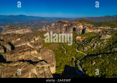 Landschaft mit Klöstern und Felsformationen in Meteora, Griechenland. Stockfoto