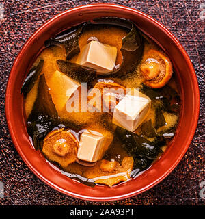 Miso Suppe, traditionelle japanische Küche, Ansicht von oben. Stockfoto