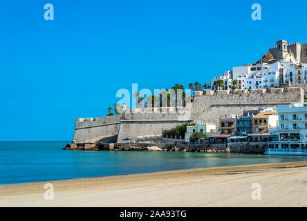 Blick auf die mittelalterliche Stadtmauer von Peniscola, Valencia, Spanien Stockfoto