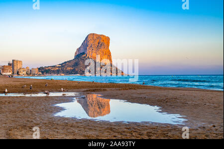 Panoramablick über Calpe Strand und Penon d'Ifach, Valencia, Spanien Stockfoto