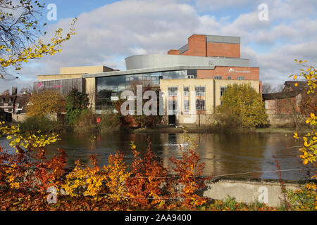 Ansicht des Theaters Nordhausen in Shrewsbury, an einem schönen Herbsttag im November aus über dem Fluss Severn erfasst. Stockfoto