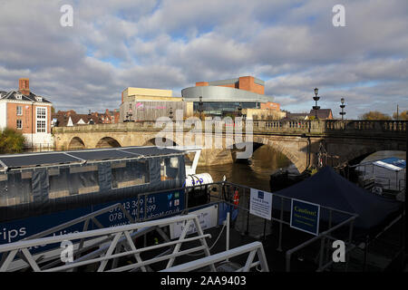 Ansicht des Theaters Nordhausen in Shrewsbury, an einem schönen Herbsttag im November aus über dem Fluss Severn erfasst. Stockfoto