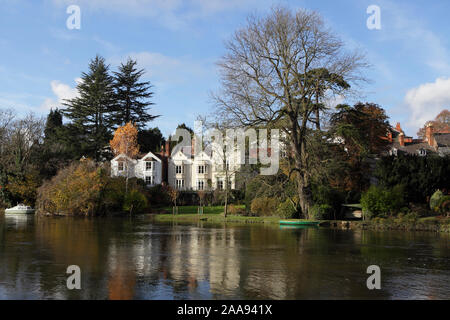 Wohnungen gesehen aus dem Steinbruch und über den Fluss Severn in Shrewsbury während eines herrlichen November herbstlichen Nachmittag. Stockfoto