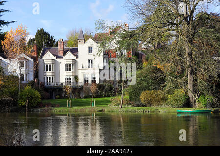 Wohnungen gesehen aus dem Steinbruch und über den Fluss Severn in Shrewsbury während eines herrlichen November herbstlichen Nachmittag. Stockfoto