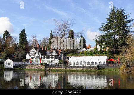 Wohnungen gesehen aus dem Steinbruch und über den Fluss Severn in Shrewsbury während eines herrlichen November herbstlichen Nachmittag. Stockfoto