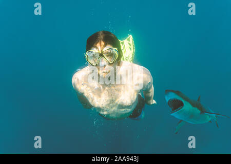 Der Mensch ist von einem Hai unter Wasser angegriffen. Tauchen Sport, Risiko und Gefahr und Panikattacken Opfer Konzept. Stockfoto