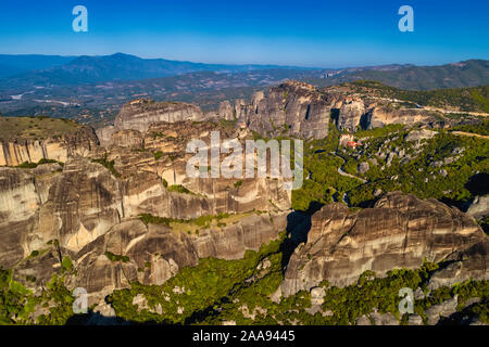 Landschaft mit Klöstern und Felsformationen in Meteora, Griechenland. Stockfoto