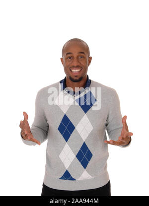 Einen lächelnden jungen afrikanischen amerikanischen Mann, der mit seinem offenen Händen bilden eine einladende Pose, auf weißem Hintergrund Stockfoto