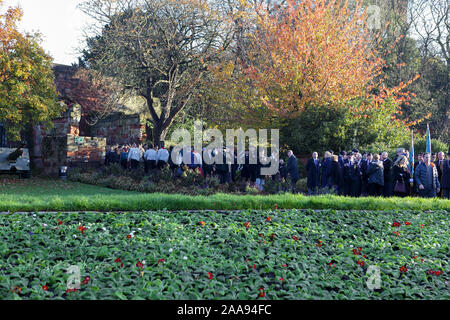 Das RAF-Personal, zusammen mit Infanterie und pensionierten Soldaten hier bei Shrewsbury Castle gesehen auf das Gedenken Sonntag 10-11-2019. Stockfoto