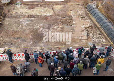 Gotha, Deutschland. Nov, 2019 20. Die Teilnehmer einer geführten Tour während der das Landesamt für Denkmalpflege und Archäologie präsentiert die freigelegten Reste der Jakobskapelle Kapelle auf dem Marktplatz von Gotha. Die umfangreichen Untersuchungen wurden als Teil der umfassenden Renovierung Der Marktplatz im Einklang mit dem Denkmalschutz, die voraussichtlich bis Ende 2021 durchgeführt. Quelle: Michael Reichel/dpa/Alamy leben Nachrichten Stockfoto