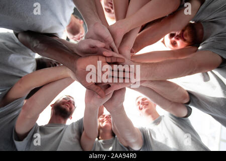 Gruppe von Gleichgesinnten ihre Handflächen schröpfen Stockfoto