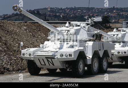 5. August 1993 während der Belagerung von Sarajevo: Französische Armee Panhard ERC 90 F4Sagaie gepanzerte Fahrzeuge auf einem Parkplatz neben dem Bhrt (Fernsehen), im Westen der Stadt. Stockfoto