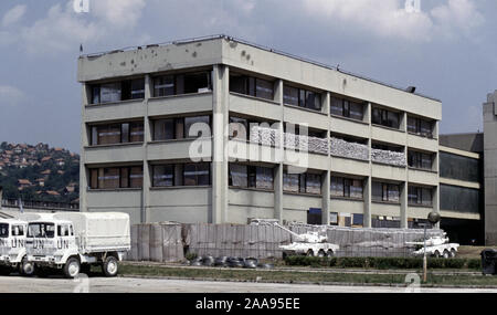 5. August 1993 während der Belagerung von Sarajevo: Die sandbagged Bürogebäude am westlichen Ende der BHRT Gebäude (Mitte Fernsehen), wo Französisch UN-Truppen nur in bewegt haben. Stockfoto