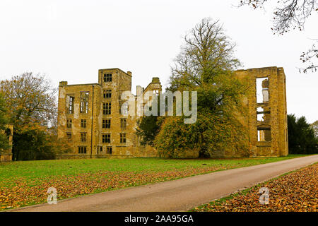 Hardwick Old Hall, die Ruinen eines elisabethanischen Landhauses in der Nähe von Chesterfield, Derbyshire, England, UK Stockfoto