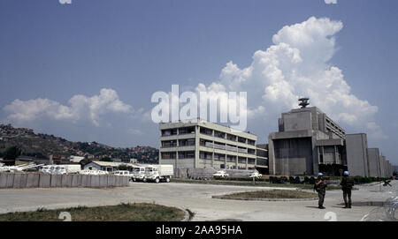 5. August 1993 während der Belagerung von Sarajevo: Der französische UN-Basis, neben dem bhrt Gebäude (Television Centre), im Westen der Stadt. Stockfoto