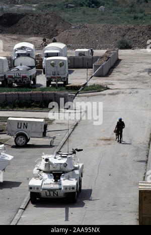 5. August 1993 während der Belagerung von Sarajevo: einen Panhardstab ERC (Engin de Reconnaissance Cannon) 90 F4Sagaie Panzerwagen und mehrere Renault TRM 2000 Light Utility Trucks an der Rückseite des französischen UN-Basis, neben dem bhrt Gebäude (Television Centre), im Westen der Stadt. Stockfoto