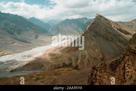 Kaza, Himachal Pradesh, Indien. Die spiti Fluss schlängelt sich durch die Spiti Tal im Himalaya im Sommer flankiert, Kaza, Himachal Pradesh, Indien. Stockfoto