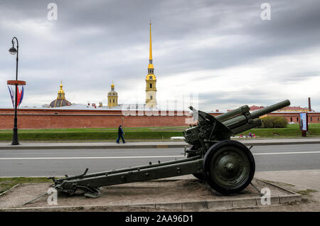 PETERSBURG, RUSSLAND-5. Mai 2015: Paul und Peter oder Petropawlowskaja Festung mit Langwehrkanone Stockfoto