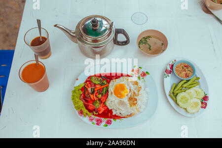 Omelett mit Gemüse, Thai Tee und Suppe auf dem Tisch Stockfoto