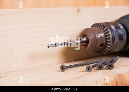 Alte elektrische Bohrmaschine und Selbstschneidende Schraube Stockfoto