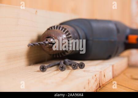 Alte elektrische Bohrmaschine und Selbstschneidende Schraube Stockfoto