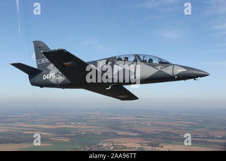 Tschechische Aero L-39 NG (Next Generation), ein turbofan angetriebene militärische Trainer Flugzeuge während der Ausbildung Flüge in der Nähe der Air Force Base in Caslav, Tschechische Rep. Stockfoto