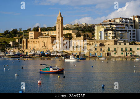 Blick über den Hafen von Marsaskala St. Anna Kirche, Malta Stockfoto