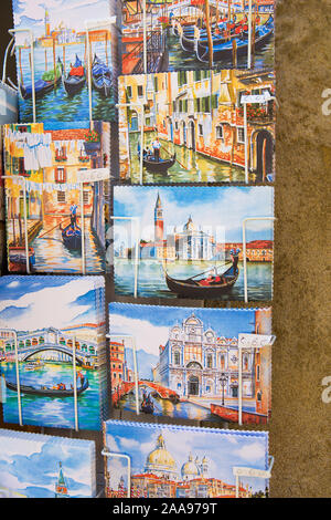 Postkarten in der Buchhandlung auf dem Wasser Libreria Acqua Alta in Venedig, Italien. Stockfoto
