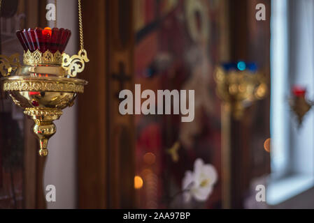 Kirche bestand. Kerzen, in goldenen Leuchter, rotes Glas, orthodoxen Glauben, Jerusalem Jesus Christentum Stockfoto