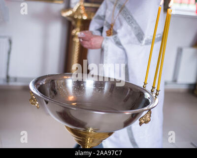 Das Sakrament der Taufe. Attribute eines orthodoxen Priesters für die Taufe. Taufe in der Schrift. Kind und Gott. Taufe Kerze. Heiliges Wasser Stockfoto