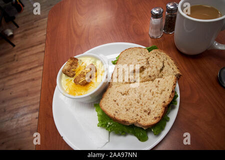 Eiersalat und Suppe in einem Restaurant in Usa Stockfoto