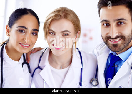 Drei lächelnden Ärzte in einem Krankenhaus. Multirassischen Konzept Stockfoto