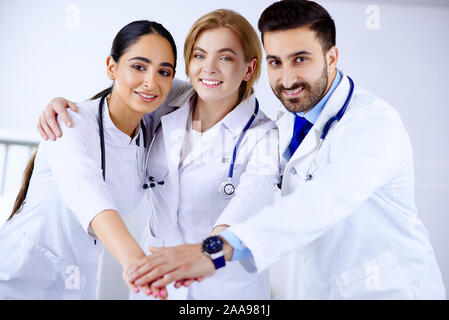 Multirassischen medizinisches Team stapeln Hände im Krankenhaus Stockfoto