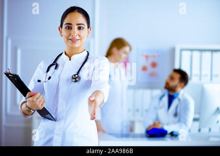 Charmante arabischen Arzt Handshake mit einem Patienten Stockfoto