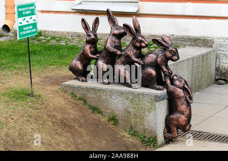 PETERSBURG, Russland - 5. Mai 2015: Hasen während der Flut. Skulptur der Kaninchen in der Peter und Paul Festung auf Hase Insel. Stockfoto