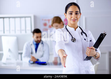 Charmante arabischen Arzt Handshake mit einem Patienten Stockfoto