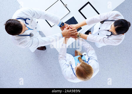 Professionelle ärzte Handshaking am Krankenhaus. Flach, Ansicht von oben Stockfoto