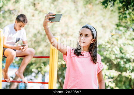 Mädchen nehmen einer selfie mit Ihrem Handy in einem Park Stockfoto