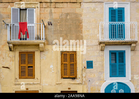 Eine rote Überbrückungskabel trocknen auf einem Balkon in Valletta, Malta Stockfoto